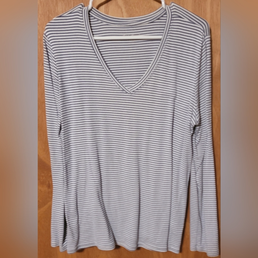 Eddie Bauer Long-sleeved T-shirt V-Neck Size XL